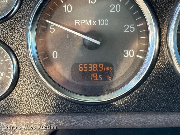 image for item EC8079 2010 Peterbuilt 389 semi truck