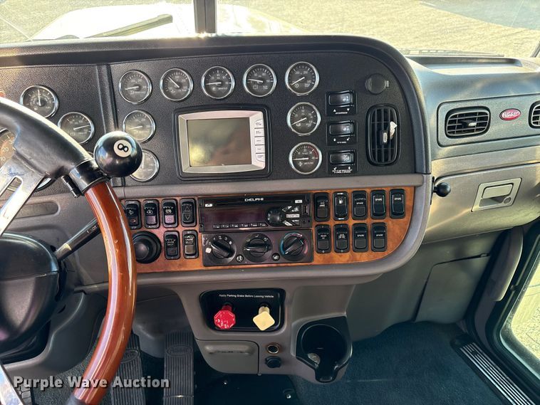 image for item EC8079 2010 Peterbuilt 389 semi truck