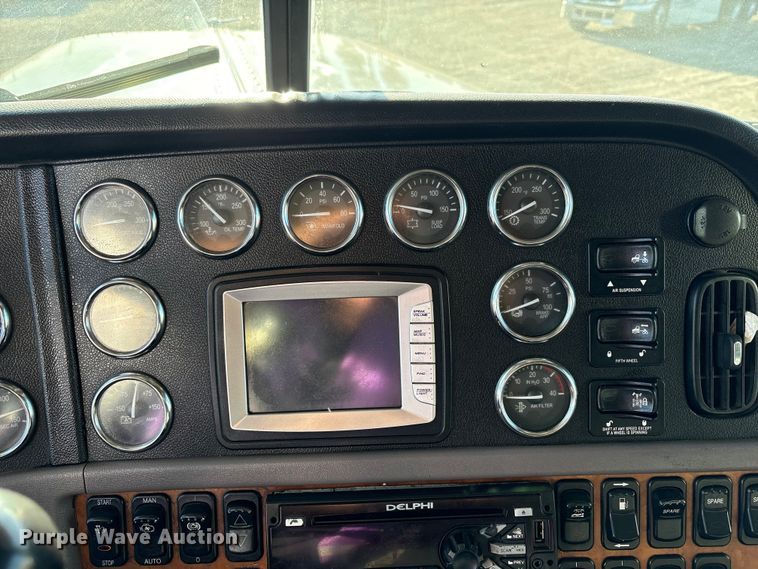 image for item EC8079 2010 Peterbuilt 389 semi truck