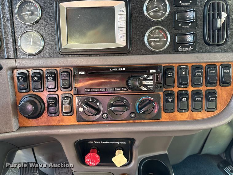 image for item EC8079 2010 Peterbuilt 389 semi truck