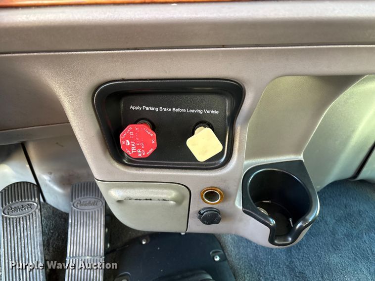 image for item EC8079 2010 Peterbuilt 389 semi truck