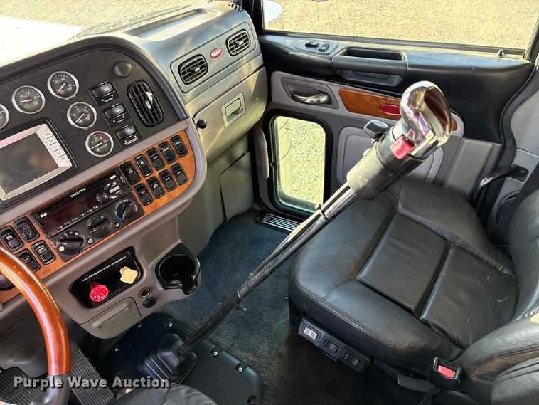 image for item EC8079 2010 Peterbuilt 389 semi truck
