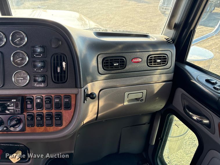 image for item EC8079 2010 Peterbuilt 389 semi truck