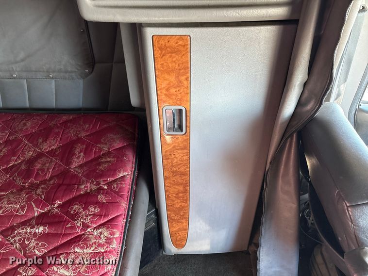 image for item EC8079 2010 Peterbuilt 389 semi truck