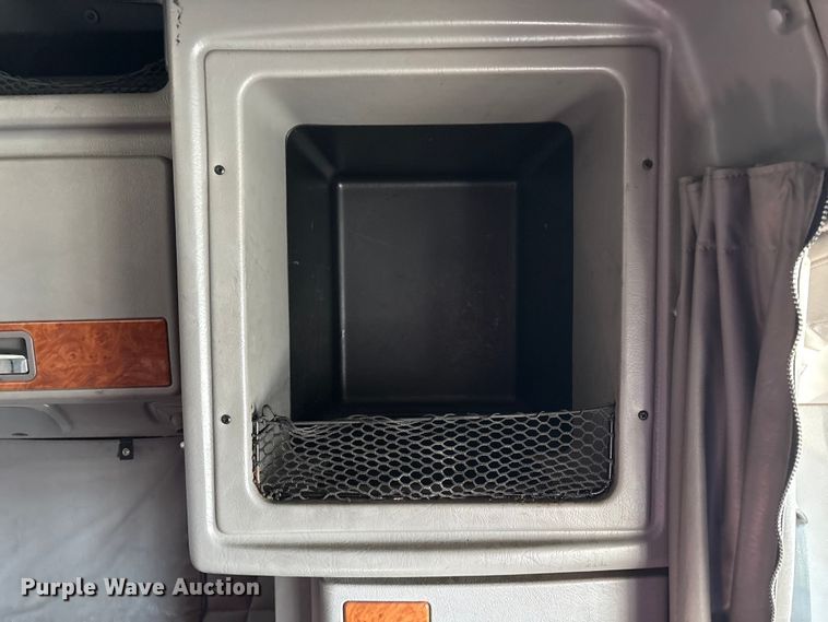 image for item EC8079 2010 Peterbuilt 389 semi truck