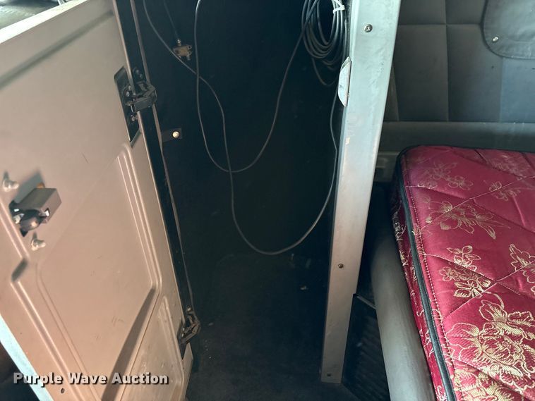 image for item EC8079 2010 Peterbuilt 389 semi truck