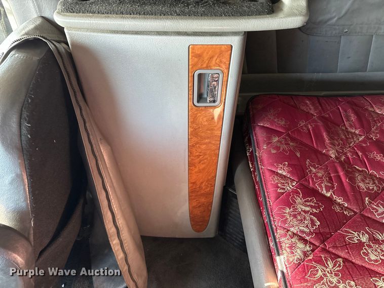 image for item EC8079 2010 Peterbuilt 389 semi truck