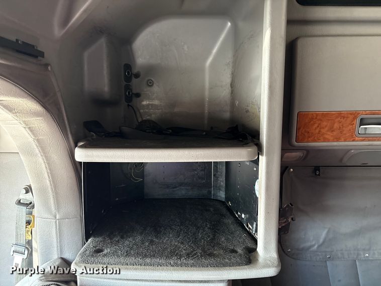 image for item EC8079 2010 Peterbuilt 389 semi truck