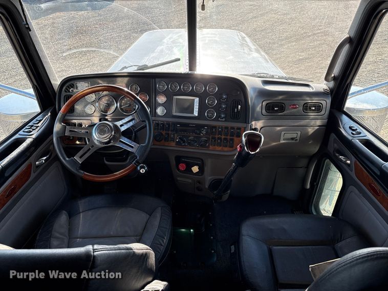 image for item EC8079 2010 Peterbuilt 389 semi truck