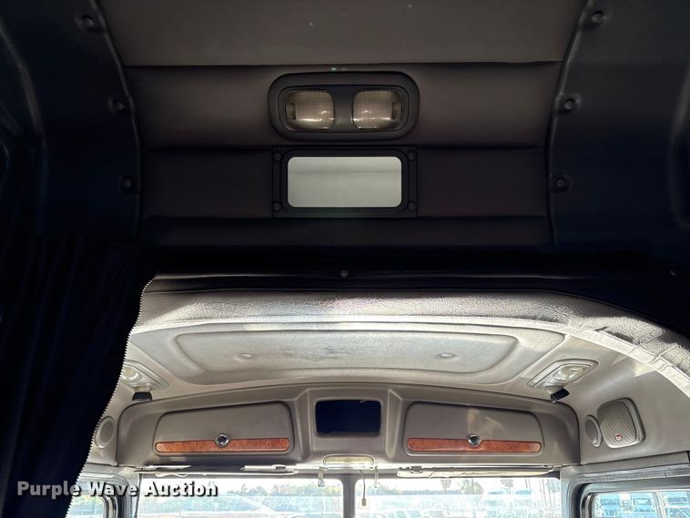 image for item EC8079 2010 Peterbuilt 389 semi truck