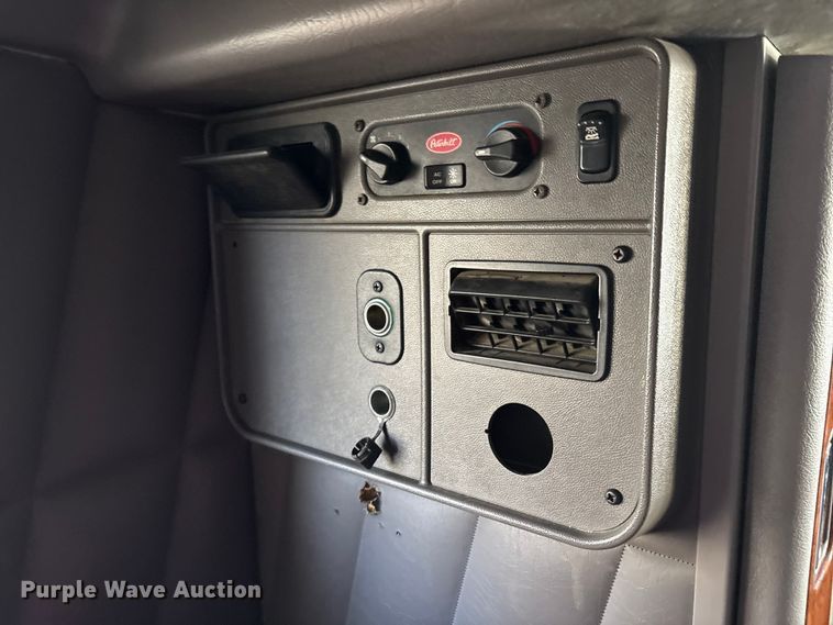 image for item EC8079 2010 Peterbuilt 389 semi truck