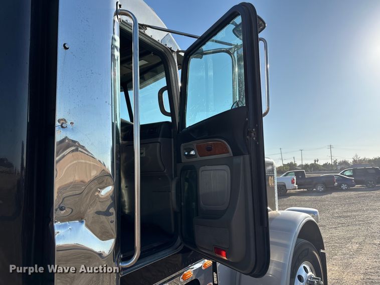 image for item EC8079 2010 Peterbuilt 389 semi truck