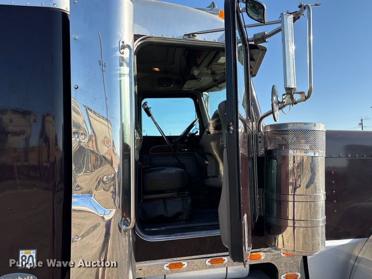 image for item EC8079 2010 Peterbuilt 389 semi truck