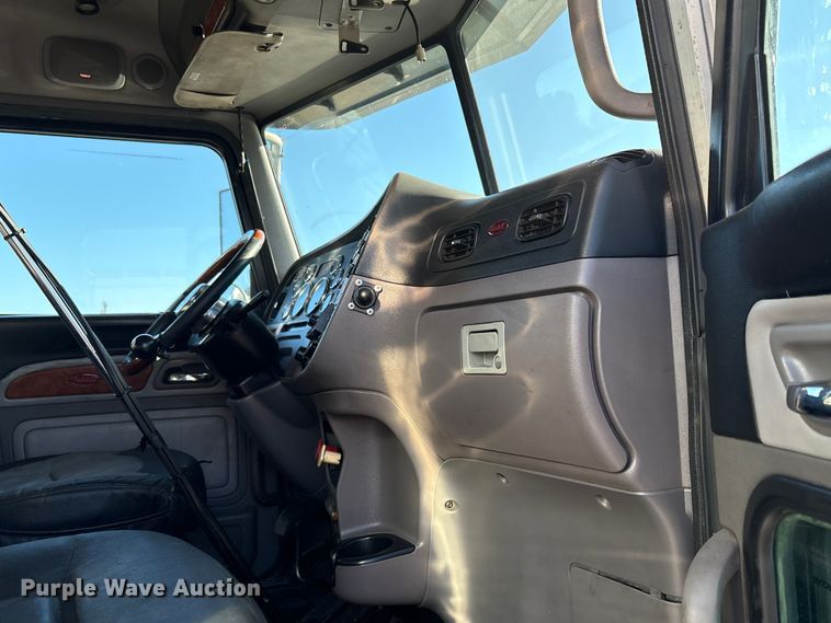 image for item EC8079 2010 Peterbuilt 389 semi truck