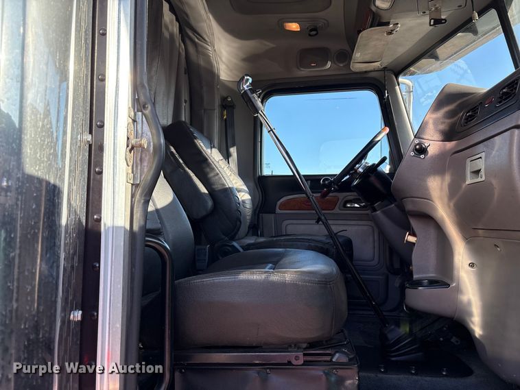 image for item EC8079 2010 Peterbuilt 389 semi truck