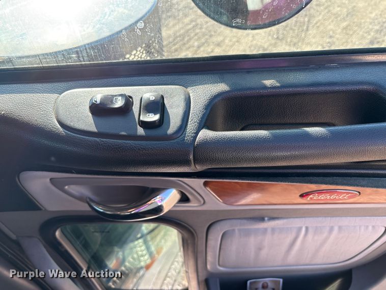 image for item EC8079 2010 Peterbuilt 389 semi truck