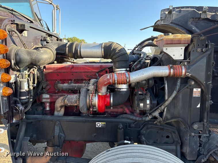 image for item EC8079 2010 Peterbuilt 389 semi truck