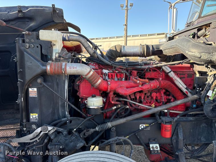 image for item EC8079 2010 Peterbuilt 389 semi truck