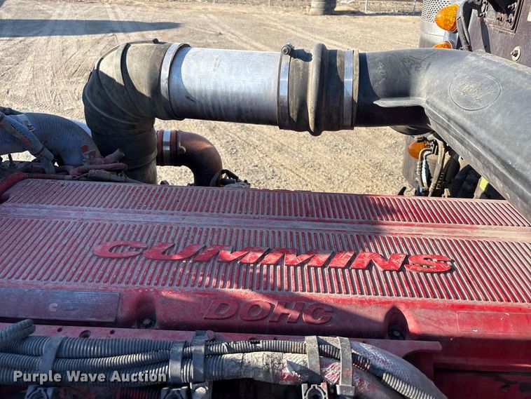 image for item EC8079 2010 Peterbuilt 389 semi truck