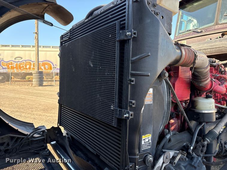 image for item EC8079 2010 Peterbuilt 389 semi truck