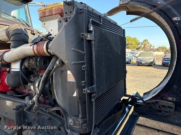 image for item EC8079 2010 Peterbuilt 389 semi truck