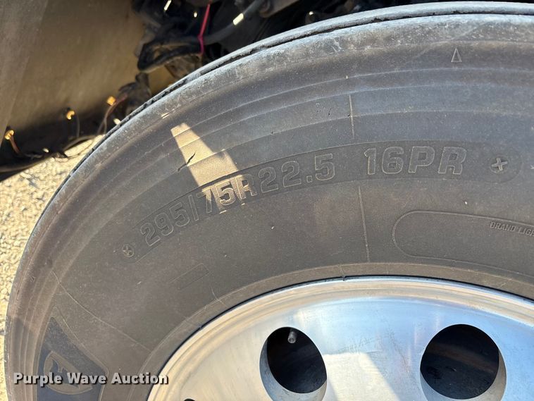 image for item EC8079 2010 Peterbuilt 389 semi truck