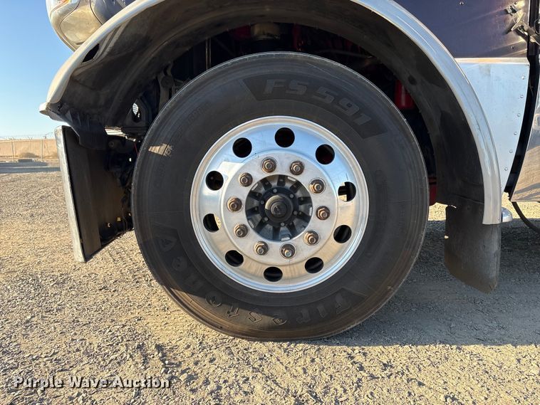 image for item EC8079 2010 Peterbuilt 389 semi truck