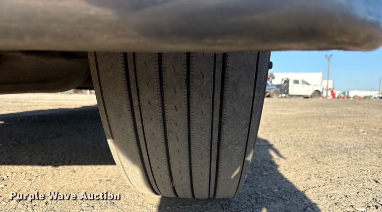 image for item EC8079 2010 Peterbuilt 389 semi truck