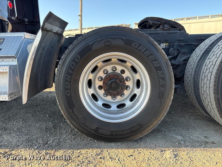 image for item EC8079 2010 Peterbuilt 389 semi truck