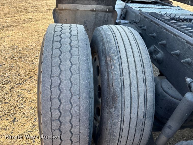 image for item EC8079 2010 Peterbuilt 389 semi truck