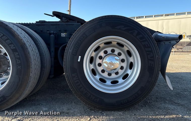 image for item EC8079 2010 Peterbuilt 389 semi truck