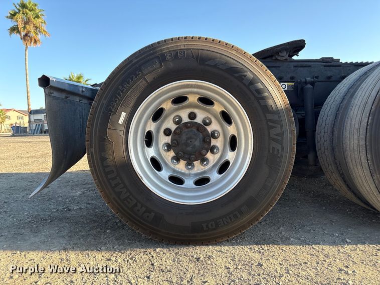 image for item EC8079 2010 Peterbuilt 389 semi truck