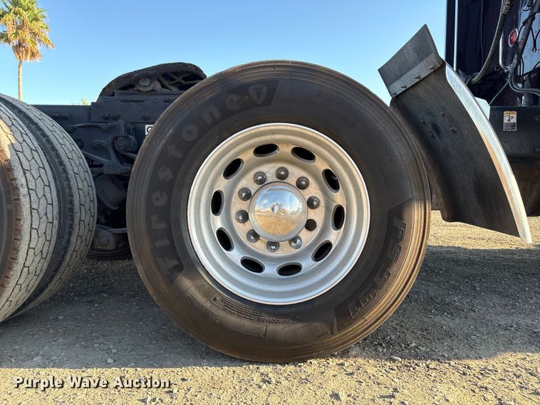 image for item EC8079 2010 Peterbuilt 389 semi truck