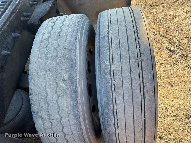 image for item EC8079 2010 Peterbuilt 389 semi truck