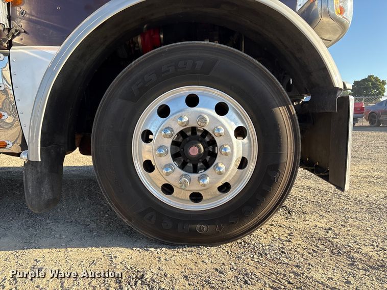 image for item EC8079 2010 Peterbuilt 389 semi truck