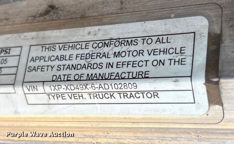 image for item EC8079 2010 Peterbuilt 389 semi truck