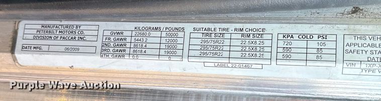 image for item EC8079 2010 Peterbuilt 389 semi truck