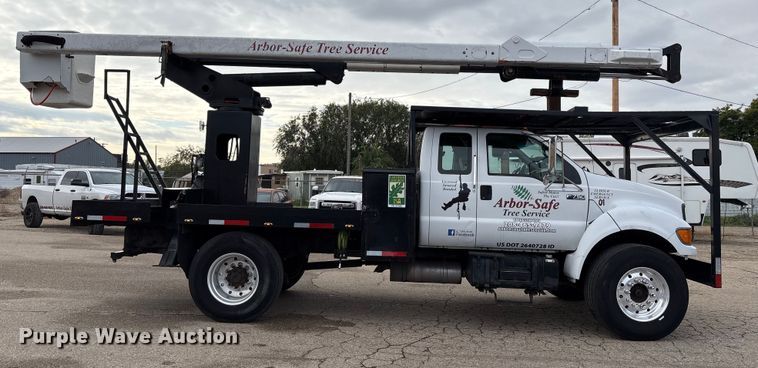 image for item EC8089 2000 Ford F750 Super Duty Ext. Cab forestry bucket truck