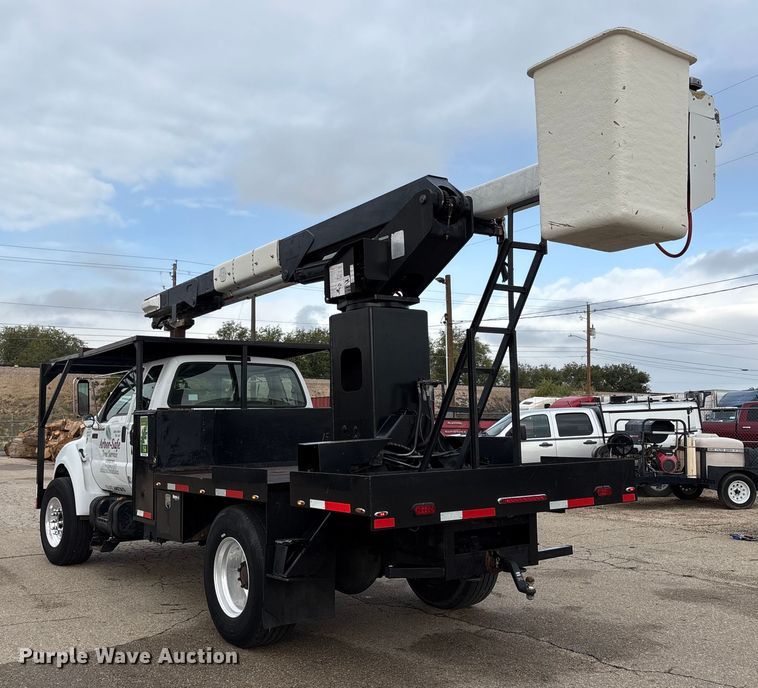 image for item EC8089 2000 Ford F750 Super Duty Ext. Cab forestry bucket truck