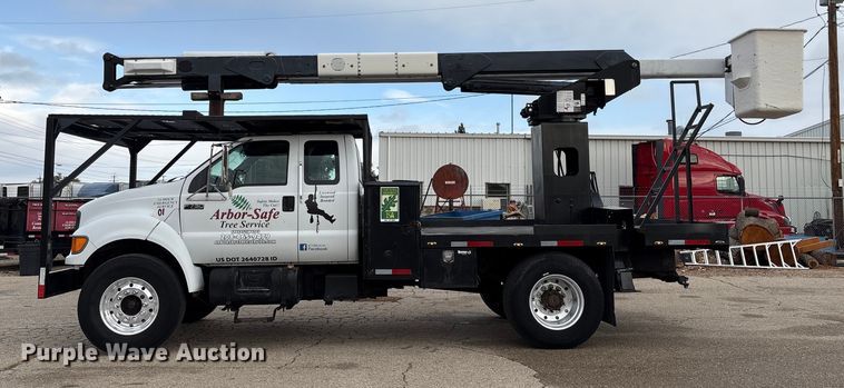 image for item EC8089 2000 Ford F750 Super Duty Ext. Cab forestry bucket truck