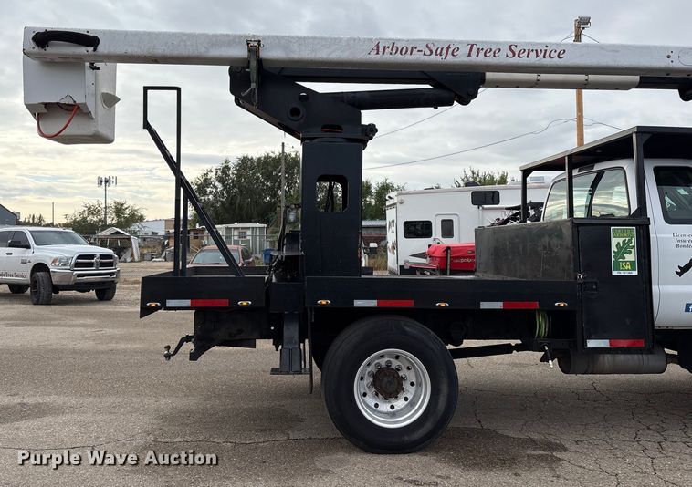 image for item EC8089 2000 Ford F750 Super Duty Ext. Cab forestry bucket truck