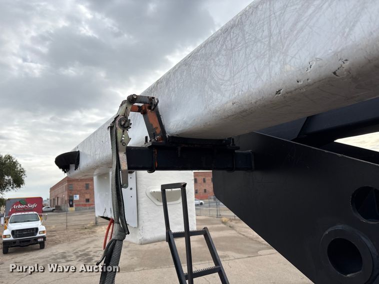 image for item EC8089 2000 Ford F750 Super Duty Ext. Cab forestry bucket truck