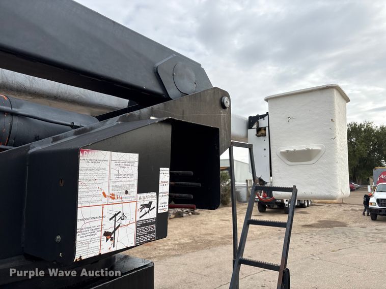 image for item EC8089 2000 Ford F750 Super Duty Ext. Cab forestry bucket truck