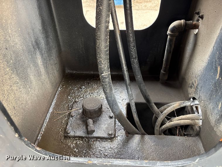 image for item EC8089 2000 Ford F750 Super Duty Ext. Cab forestry bucket truck