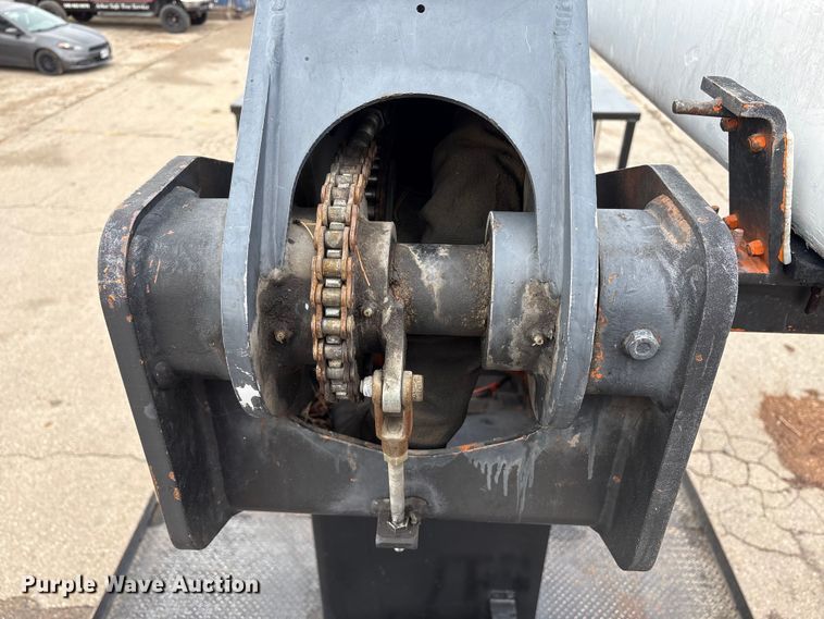 image for item EC8089 2000 Ford F750 Super Duty Ext. Cab forestry bucket truck