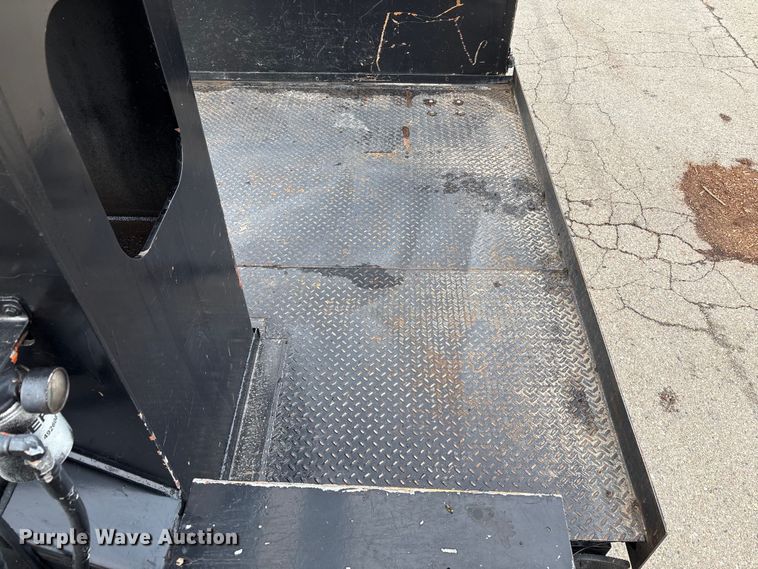 image for item EC8089 2000 Ford F750 Super Duty Ext. Cab forestry bucket truck