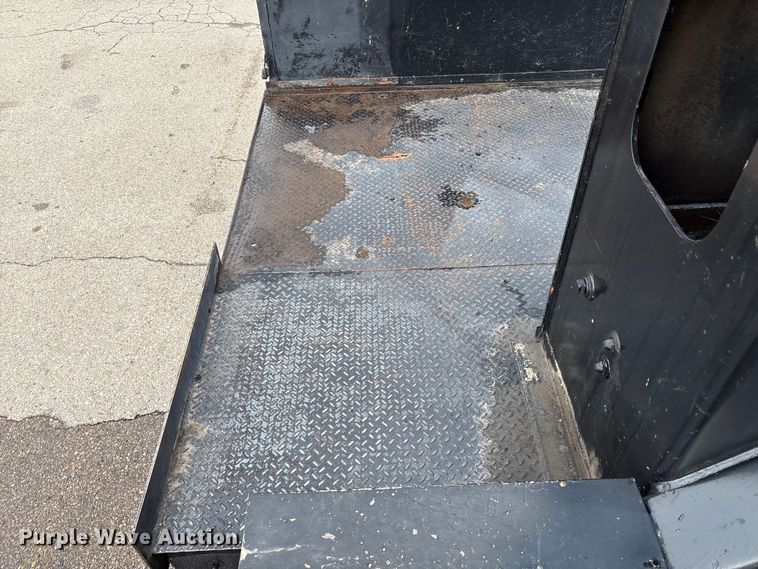 image for item EC8089 2000 Ford F750 Super Duty Ext. Cab forestry bucket truck