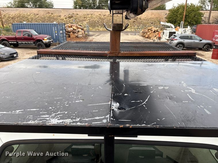 image for item EC8089 2000 Ford F750 Super Duty Ext. Cab forestry bucket truck