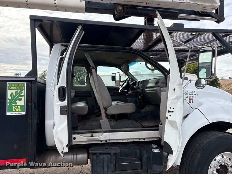 image for item EC8089 2000 Ford F750 Super Duty Ext. Cab forestry bucket truck
