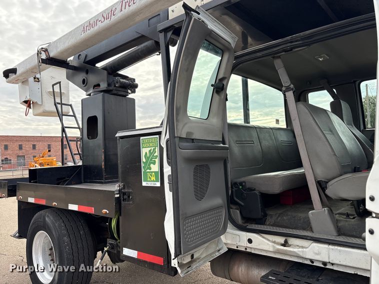 image for item EC8089 2000 Ford F750 Super Duty Ext. Cab forestry bucket truck